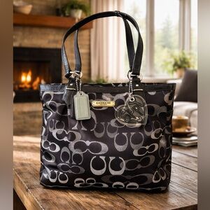 COACH POPPY 2012 Black and Gray Signature Tote with original 3 Hangtags